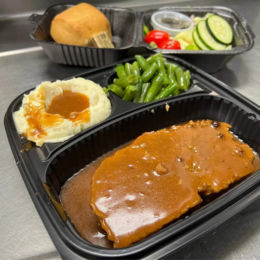Roast beef with mashed potatoes and green beans