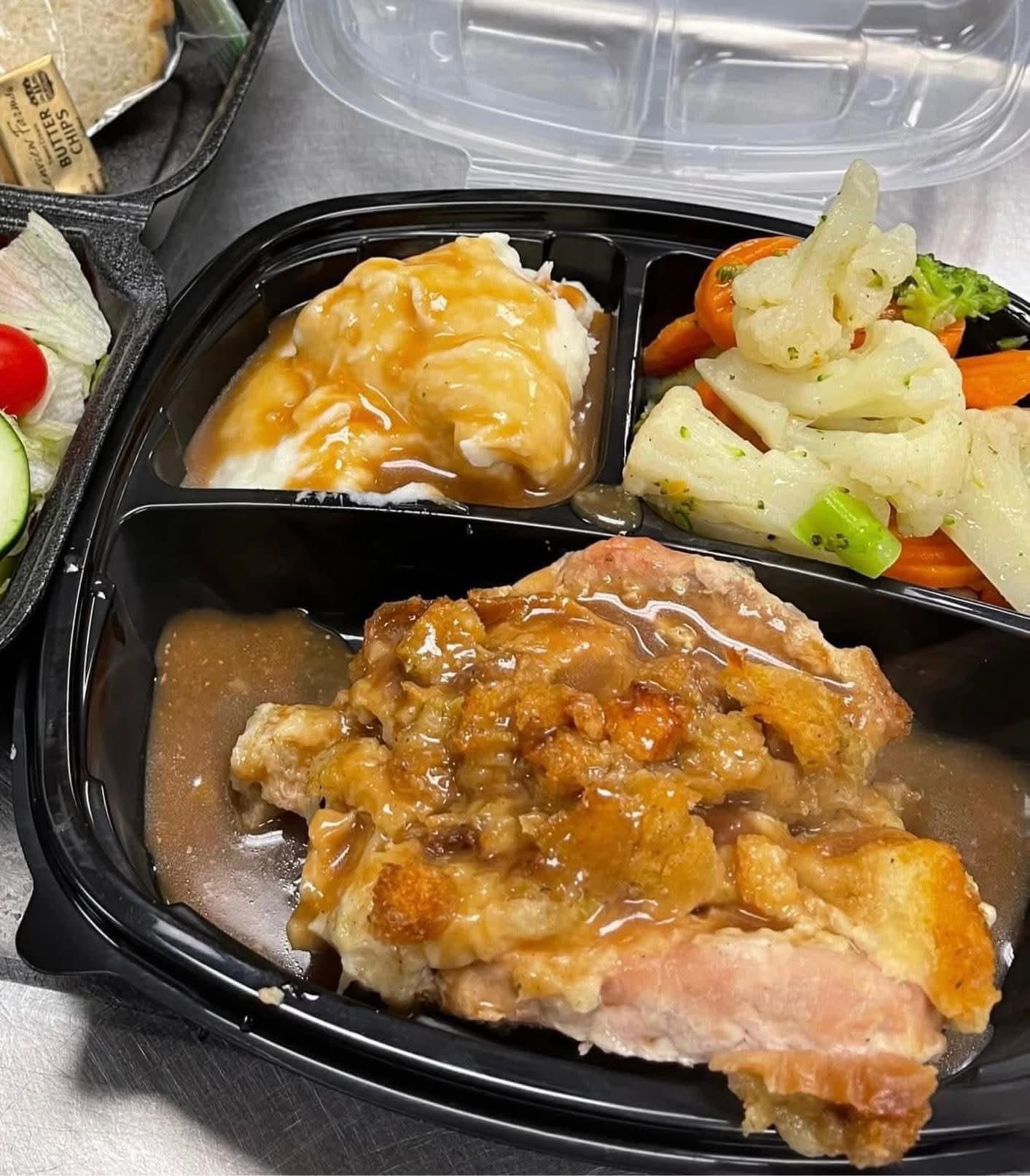 Chicken with mashed potatoes and vegetables